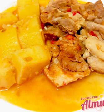 contramuslos de pollo en salsa con papas